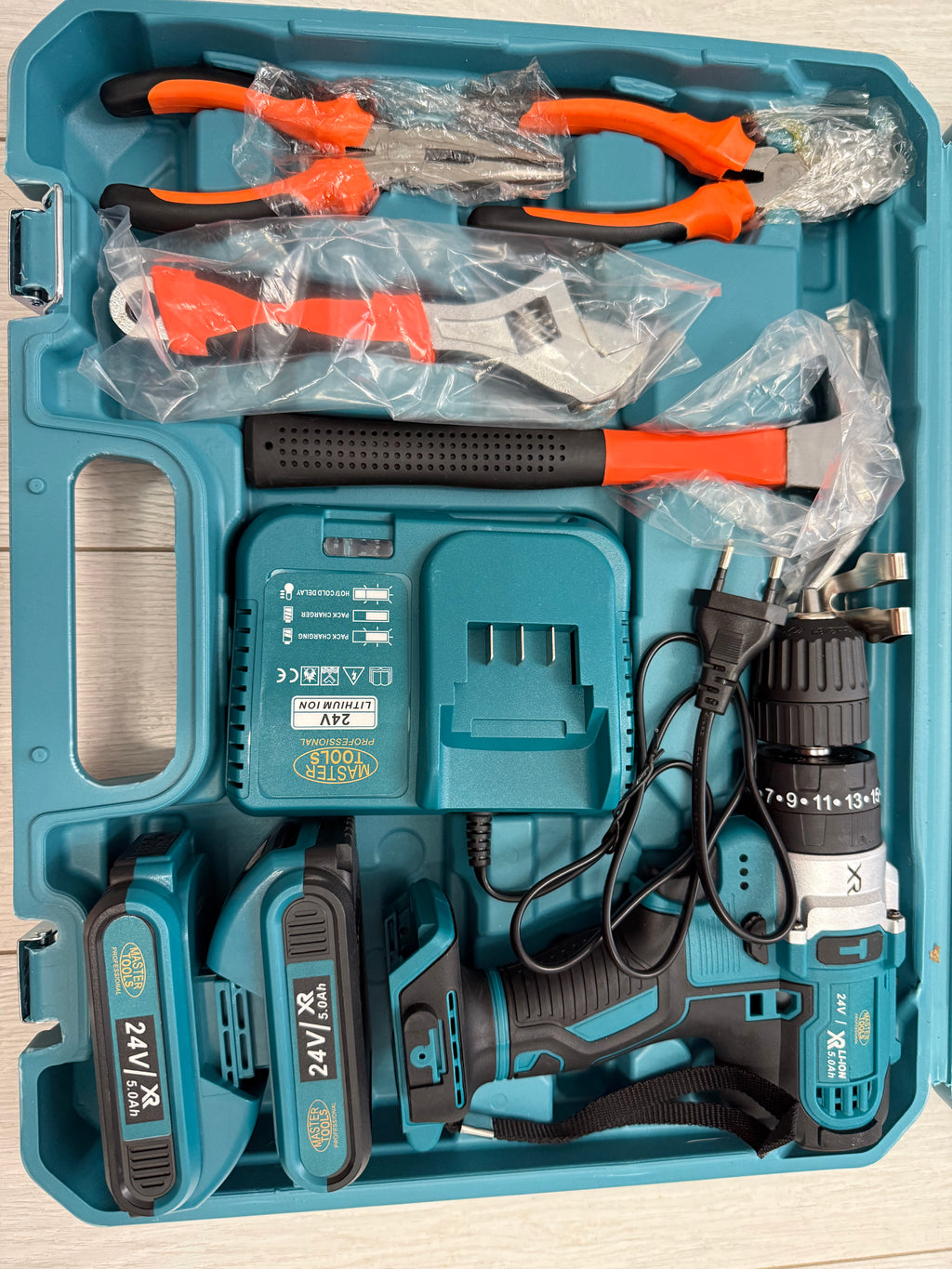 Bormasina de gaurit si insurubat cu impact, MasterTools, 36V, 8Ah, 119 Piese, 2 Acumulatori